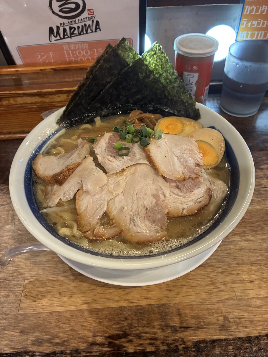 f_gh65's tweet photo. 今世界的にホットなラーメン屋さんの、まるわに行ってきましたわー♪
ラーメンも美味しく頂きましたが、店内にウォーハンマーの商品があって、食べ終わってから、別のお客さんとウォーハンマーの話しで盛り上がるとは思わなかった。
#ラーメン
#ウォーハンマ
#warhammer40k https://t.co/D1oy28b6B3