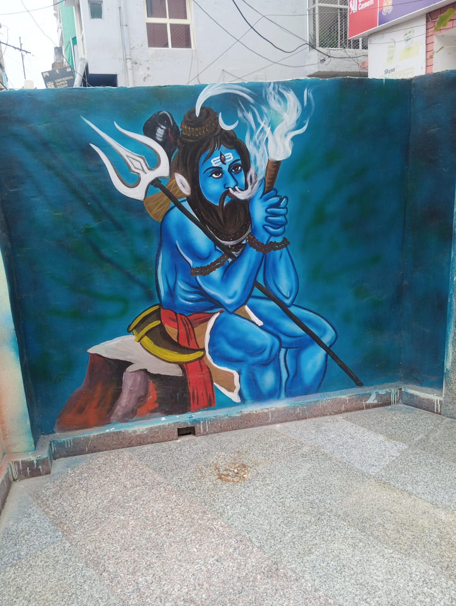 Its_Rahulakki's tweet photo. लखनऊ के थाना हुसैनगंज क्षेत्र में स्थित एक शिव मंदिर में शिव जी की नशा माघ करते हुए एक चित्र बनाया गया है यह चित्र न केवल शिव जी की प्रतिमा का अपमान है, बल्कि यह हमारे धार्मिक भावनाओं को भी ठेस पहुँचाता है मैं आपसे अनुरोध करता हूँ कि इस मामले में तुरंत कार्रवाई की जाए @lkopolice https://t.co/vgiASfsAZT