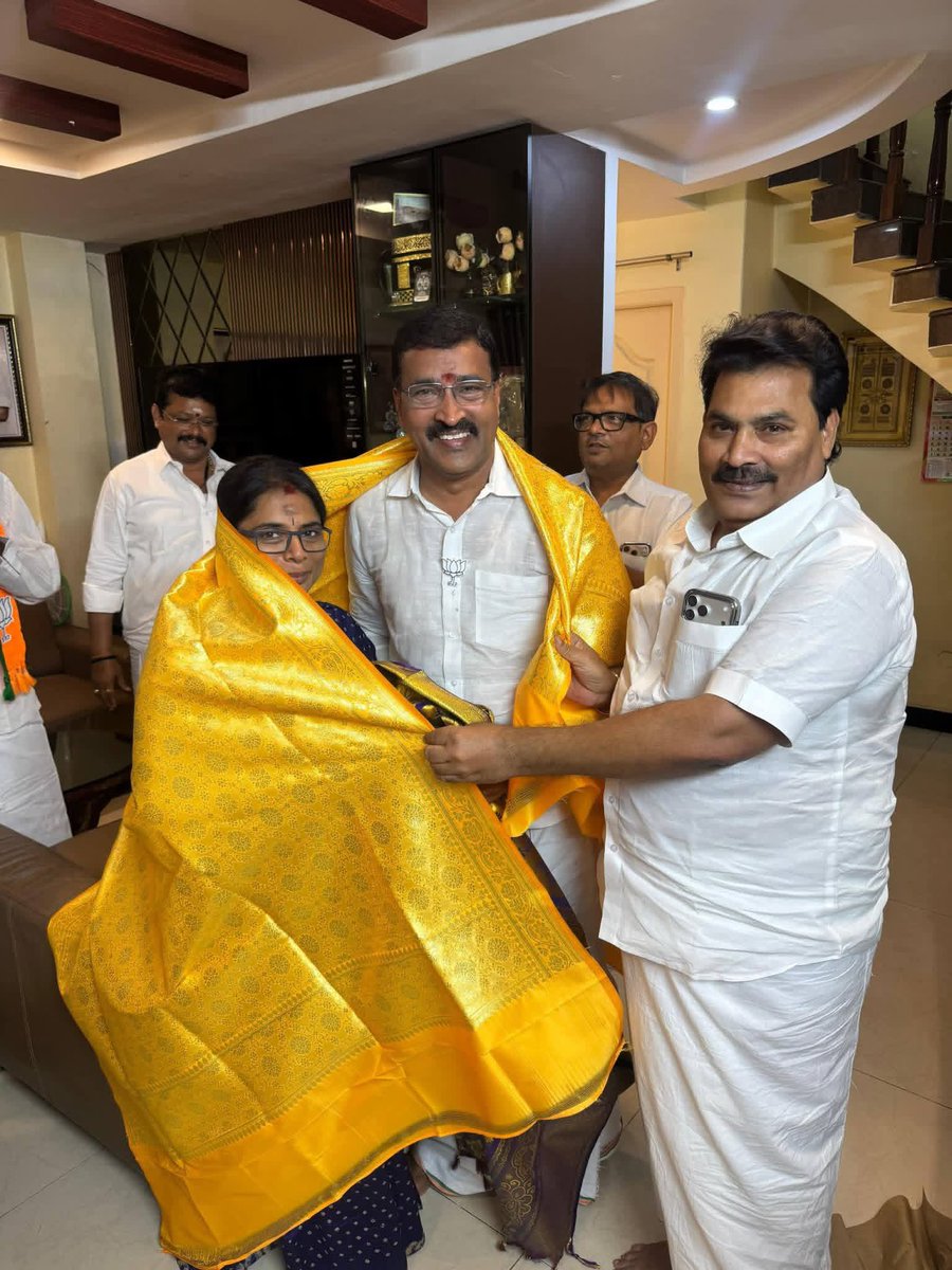 SAbdulrahim_off's tweet photo. நமது தேசிய ஜனநாயக கூட்டணியின் ஆவடி சட்டமன்ற தொகுதி வெற்றி வேட்பாளர் திரு *M. ராஜசிம்ம மகேந்திரா என்கின்ற அஸ்வின்* அவர்கள் நேரில் சந்தித்து  பொன்னாடை அணிவித்து ஆசி பெற்றார். https://t.co/ZNkpO99Xnb