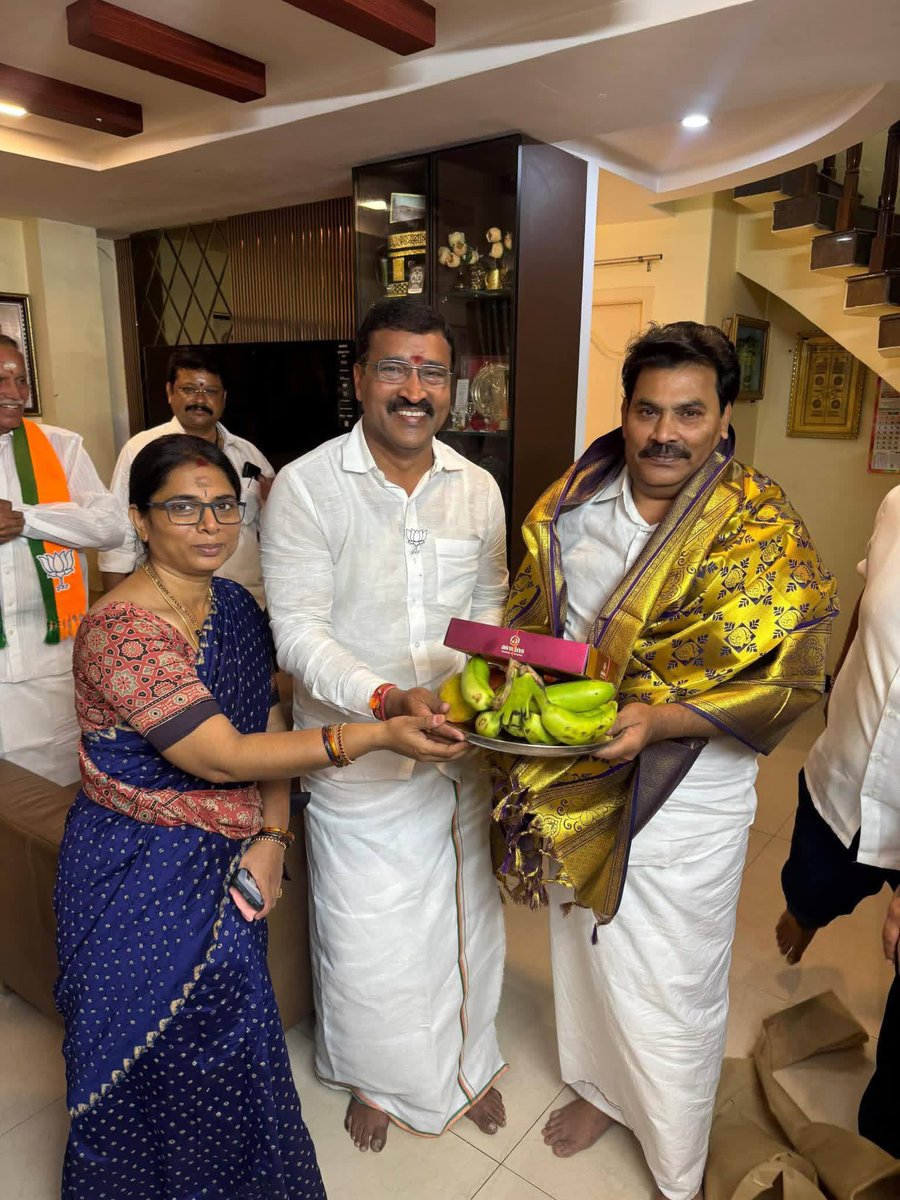 SAbdulrahim_off's tweet photo. நமது தேசிய ஜனநாயக கூட்டணியின் ஆவடி சட்டமன்ற தொகுதி வெற்றி வேட்பாளர் திரு *M. ராஜசிம்ம மகேந்திரா என்கின்ற அஸ்வின்* அவர்கள் நேரில் சந்தித்து  பொன்னாடை அணிவித்து ஆசி பெற்றார். https://t.co/ZNkpO99Xnb