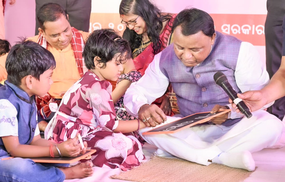 NEWS7Odia's tweet image. #ଫଟୋରେ_ଖବର
ପିଲାଙ୍କୁ ଖଡି ଛୁଆଁଇଲେ ମୁଖ୍ୟମନ୍ତ୍ରୀ
ପିଲାଙ୍କ ପାଠ ଆରମ୍ଭ କଲେ ମୁଖ୍ୟମନ୍ତ୍ରୀ
ହାତଧରି ଲେଖାଇଲେ ମା’, ‘ବାପା’ 
#CMO #odishanews #Prameyanews7
@CMO_Odisha @IPR_Odisha