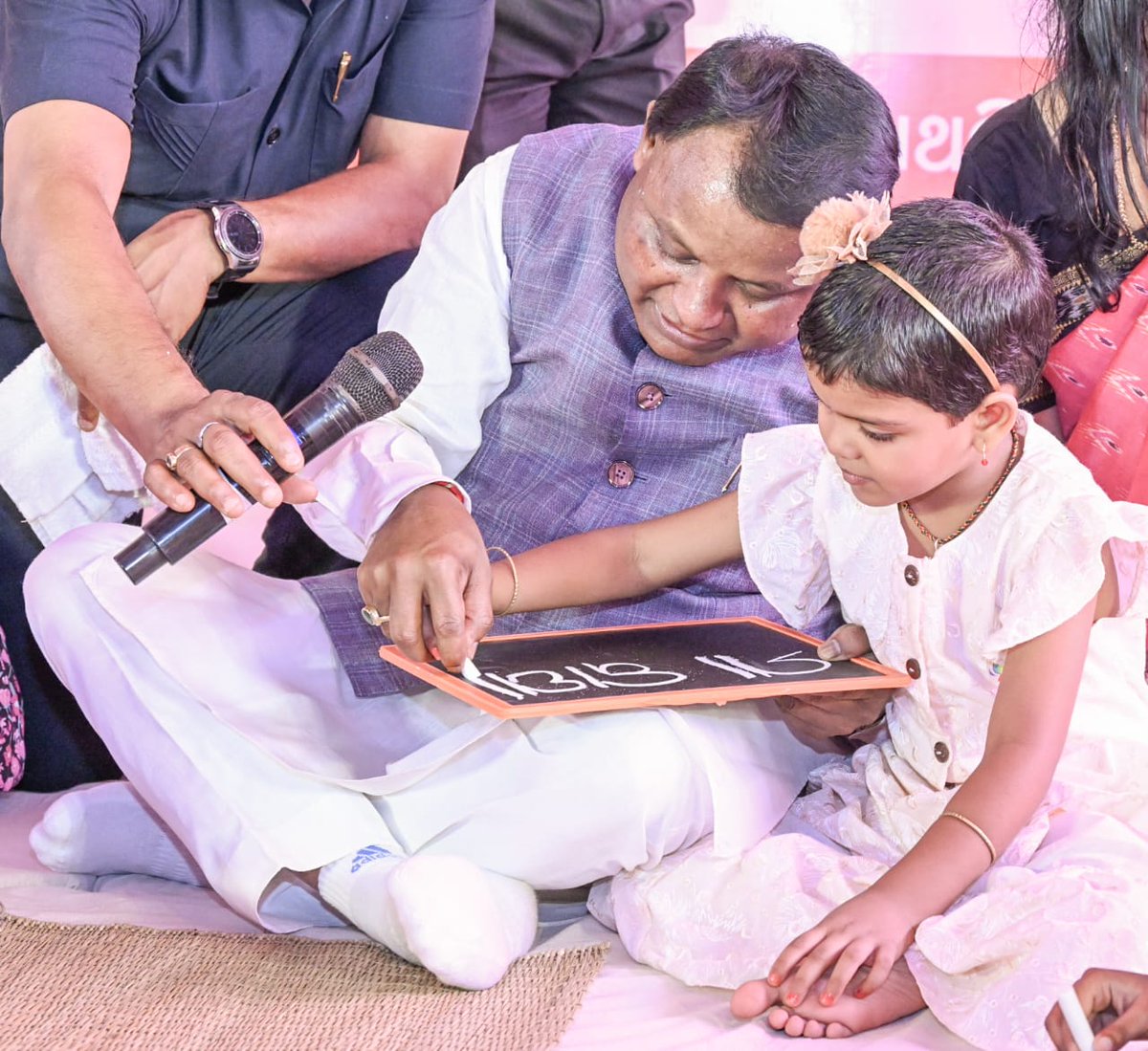 NEWS7Odia's tweet image. #ଫଟୋରେ_ଖବର
ପିଲାଙ୍କୁ ଖଡି ଛୁଆଁଇଲେ ମୁଖ୍ୟମନ୍ତ୍ରୀ
ପିଲାଙ୍କ ପାଠ ଆରମ୍ଭ କଲେ ମୁଖ୍ୟମନ୍ତ୍ରୀ
ହାତଧରି ଲେଖାଇଲେ ମା’, ‘ବାପା’ 
#CMO #odishanews #Prameyanews7
@CMO_Odisha @IPR_Odisha