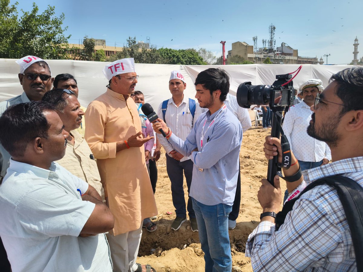 #NoTetBeforeRteAct
टी ई टी अनिवार्यता के विरोध में देश भर के लाखों शिक्षकों ने रामलीला मैदान नई दिल्ली में डेरा डाला, टीईटी की अनिवार्यता समाप्त होनी चाहिए।
<a href="/DrDCSHARMAUPPSS/">Dr Dinesh Chandra Sharma</a> <a href="/bstvlive/">भारत समाचार | Bharat Samachar</a> <a href="/dpradhanbjp/">Dharmendra Pradhan</a>