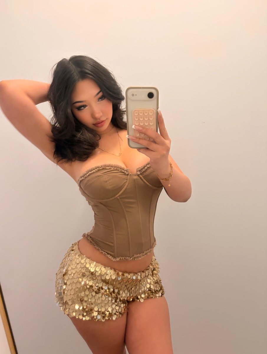emmadebunny's tweet photo. curly or straight hair? https://t.co/RL6BNKDiDC