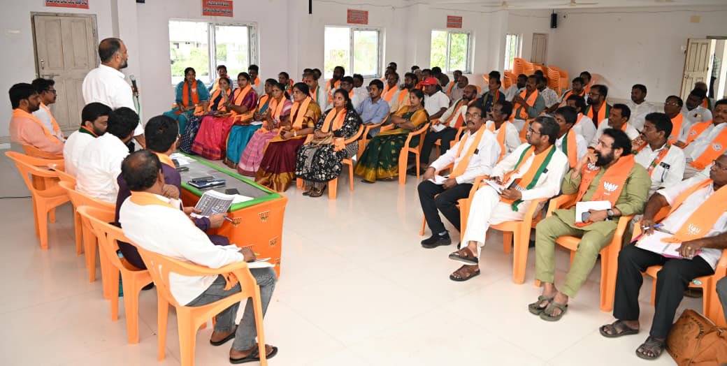 SurendhraMohan's tweet photo. ఈ రోజు విజయనగరం పార్టీ కార్యాలయంలో స్పెషల్ ఇంటెన్సివ్ రివిజన్ (SIR)పై జిల్లా స్థాయి కార్యశాల కార్యక్రమానికి ముఖ్య అతిథిగా హాజరై SIR కార్యక్రమంపై అవగాహన, బూత్ స్థాయి వరకు సంస్థాగతంగా పార్టీ బలోపేతం చేయడంపై జిల్లాకు చెందిన పార్టీ నాయకులకు అవగాహన కల్పించడం జరిగింది. https://t.co/LEfURU6XH6