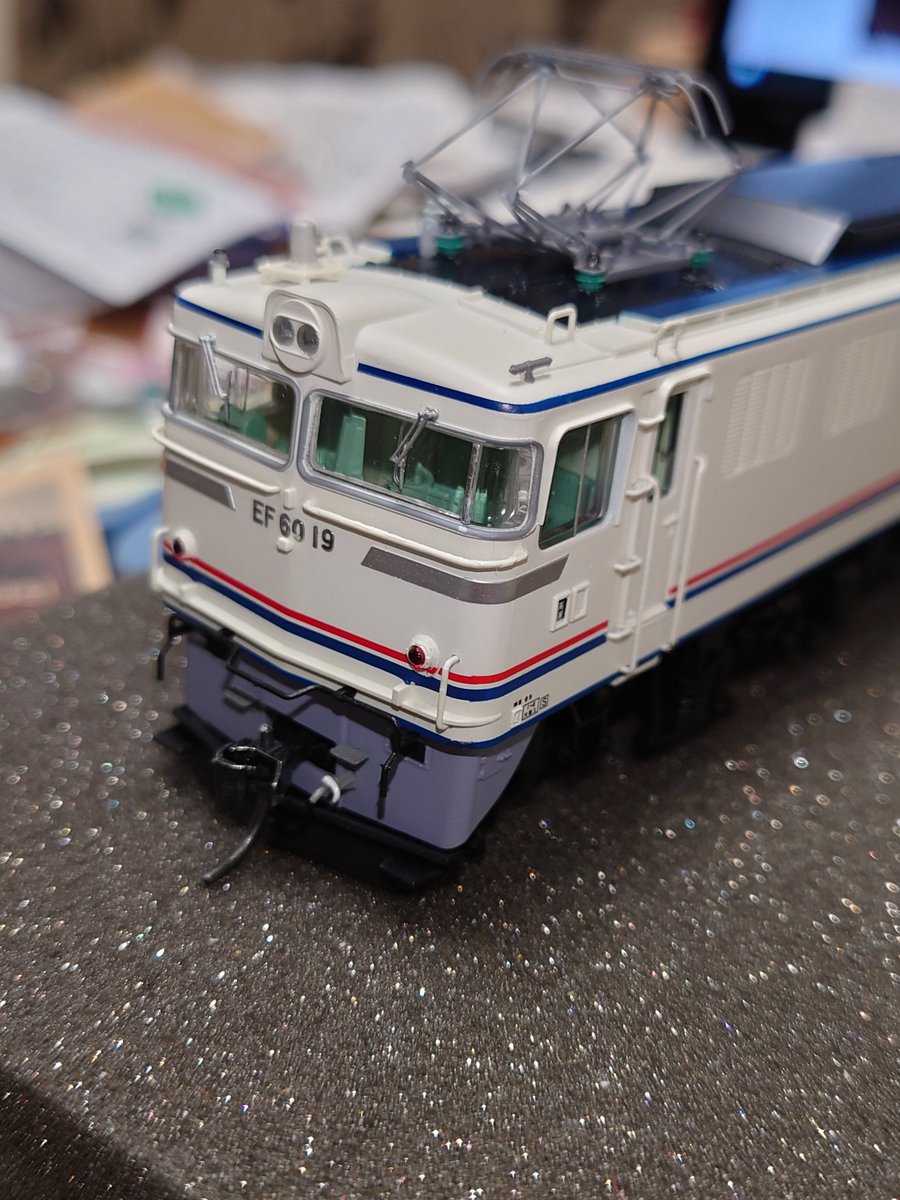 rome240's tweet photo. 手持ちのトラムウェイEF6019(DCCサウンド仕様を軽くリニューアル😖。
ワイパーの金属→3Dプリントへの変更とナンバーを印刷→メタルインレタ化etc…😅。何故か塗装が削れて透明になってた窓の金属押さえも修復。
ワイパー取り付け穴が大きく目立つのでこの3D製は良い目隠しに😆
#飽き性モデル https://t.co/8QNa27Tfna