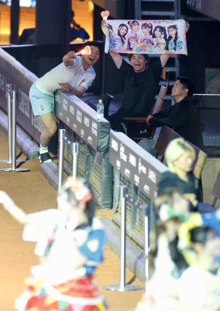 miyazaki_hochi's tweet photo. 超最強🎶

試合後のスペシャルライブ。
"ゴツいファン"もいました🤣

#超ときめき宣伝部
#lovefighters https://t.co/WxfA0dwYo3