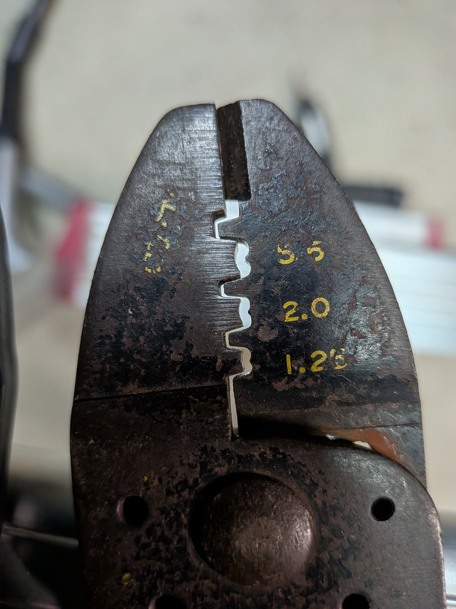 Rc7DPs1vdHYU9Ov's tweet image. #LOBSTER の圧着ペンチを新しく買い替えたんやけど、なんかズレてて端子がキレイにカシメられず⋯これって不良品なんやろか？今まで使ってた古いやつはセンターが揃っててキレイに左右対称に端子が丸まってくれるんやけどズレてたら片方だけ変に潰れてしまうんよ😇 #電工ペンチ #株式会社ロブテックス