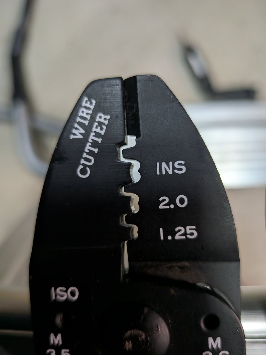 Rc7DPs1vdHYU9Ov's tweet image. #LOBSTER の圧着ペンチを新しく買い替えたんやけど、なんかズレてて端子がキレイにカシメられず⋯これって不良品なんやろか？今まで使ってた古いやつはセンターが揃っててキレイに左右対称に端子が丸まってくれるんやけどズレてたら片方だけ変に潰れてしまうんよ😇 #電工ペンチ #株式会社ロブテックス