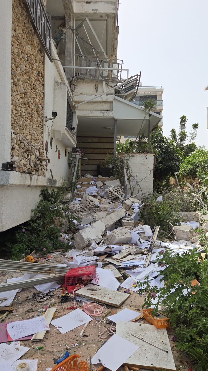 Damage caused by Iranian cluster munition in central Israel https://t.co/JhYZrD3RkN