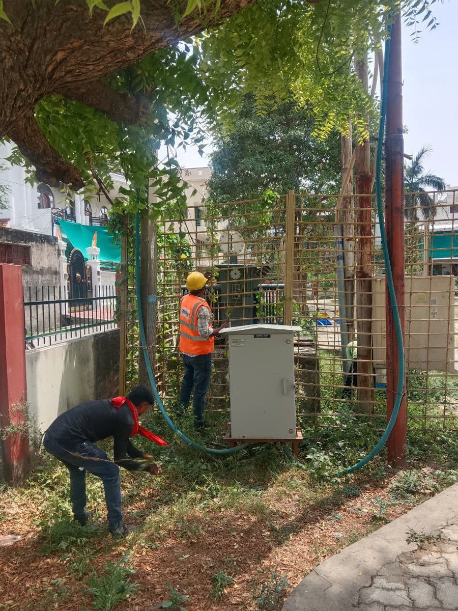 puvvnlvaranasi's tweet image. #Maintenace 
#लक्ष्य_24X7_उपभोक्ता_सेवा
न.वि.वि.खंड– सारनाथ वाराणसी के न्यू दौलतपुर उपकेन्द्र के अंतर्गत #कार्मिकों_द्वारा_युद्धस्तर से ट्रांसफॉर्मर के पास घासों की सफाई किया गया।
जिससे स्पार्किंग से कोई आग नहीं लगे।
@aksharmaBharat @ChairmanUppcl @mduppcl
@UPPCLLKO @PuVVNLHQ