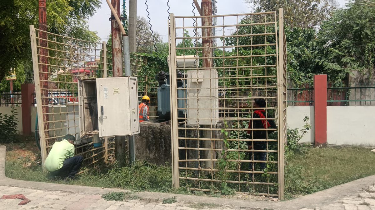 puvvnlvaranasi's tweet image. #Maintenace 
#लक्ष्य_24X7_उपभोक्ता_सेवा
न.वि.वि.खंड– सारनाथ वाराणसी के न्यू दौलतपुर उपकेन्द्र के अंतर्गत #कार्मिकों_द्वारा_युद्धस्तर से ट्रांसफॉर्मर के पास घासों की सफाई किया गया।
जिससे स्पार्किंग से कोई आग नहीं लगे।
@aksharmaBharat @ChairmanUppcl @mduppcl
@UPPCLLKO @PuVVNLHQ