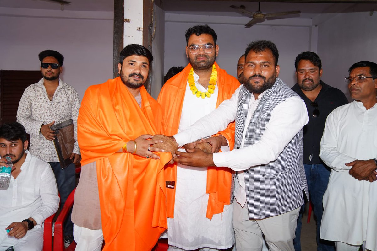 AnikeshPandey11's tweet photo. अल्प प्रवास पर रीवा आए युवक कांग्रेस के प्रदेश अध्यक्ष प्रिय बड़े भाई यश घनघोरिया जी @YashGhanghoriya  प्रदेश उपाध्यक्ष देवेंद्र सिंह दादू रीवा जिला अध्यक्ष अनूप सिंह चंदेल आगमन हुआ इस अवसर सर पर स्वागत स्वरूप छिंद वाले दादा जी की प्रतिमा भेट कर नवीन जिम्मेदारी की शुभकामनाएं दी https://t.co/OEEfaENNay