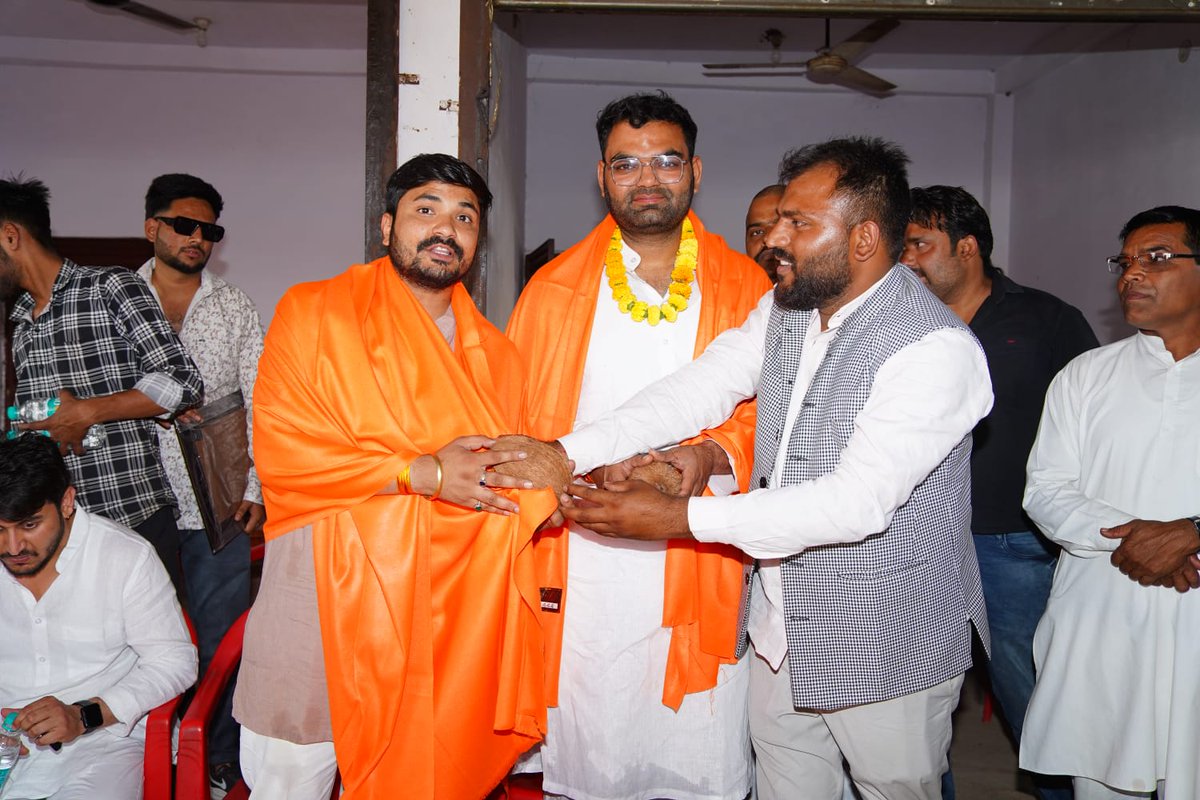 अल्प प्रवास पर रीवा आए युवक कांग्रेस के प्रदेश अध्यक्ष प्रिय बड़े भाई यश घनघोरिया जी <a href="/YashGhanghoriya/">Yash Lakhan Ghanghoria</a>  प्रदेश उपाध्यक्ष देवेंद्र सिंह दादू रीवा जिला अध्यक्ष अनूप सिंह चंदेल आगमन हुआ इस अवसर सर पर स्वागत स्वरूप छिंद वाले दादा जी की प्रतिमा भेट कर नवीन जिम्मेदारी की शुभकामनाएं दी
