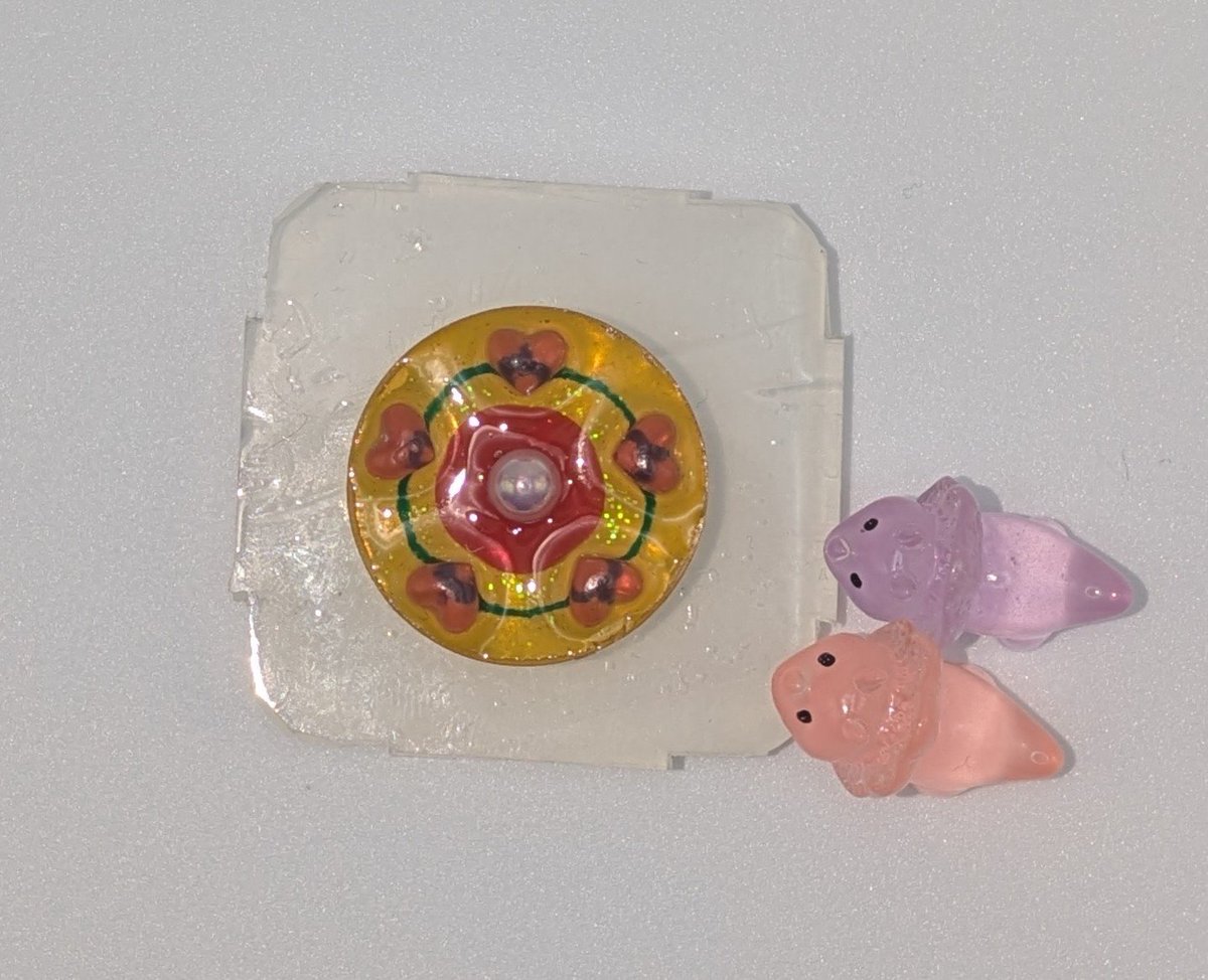 NotKarasui's tweet photo. レジンで作ったハート乗っけたら、ピンク色がボヤけてしまいました💦やっぱりパーツは普通に買った方が良いかもしれませんね〜😣 https://t.co/QtS9LM8Ara