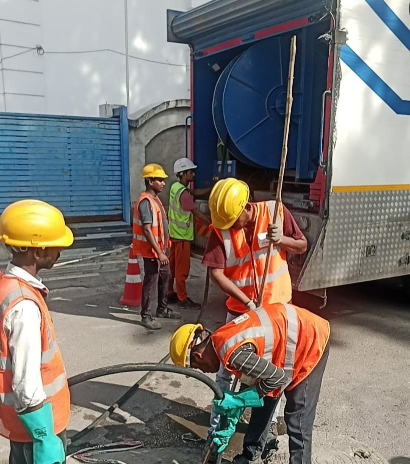 Clean_Lucknow's tweet photo. लखनऊ में सीवर सफाई की व्यवस्था अब पहले से बहुत बेहतर हुई है| कार्यदाई संस्था के कर्मचारियों द्वारा सीवर सफाई के कार्य की मॉनिटरिंग वरिष्ठ अधिकारियो द्वारा की जाती है| कार्य के पश्चात ग्राहक से फीडबैक भी लिया जाता है|
#onecityoneoperator #lucknow
@suez @NagarVikas_UP https://t.co/WeF6gua1jT