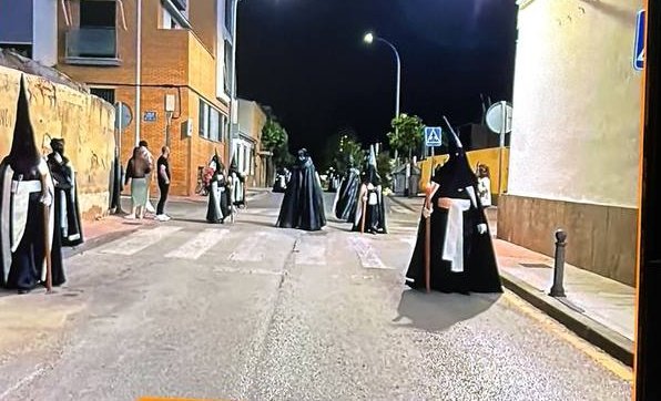Imágenes que nos duelen a quien amamos a todas las cofradías de Linares: Ni una sola persona esperando al Descendimiento en Santa Bárbara. Esta estación de penitencia no puede seguir en el Viernes Santo ni un año más. Si saliera hoy Sábado Santo estarían solos y partirían la pana