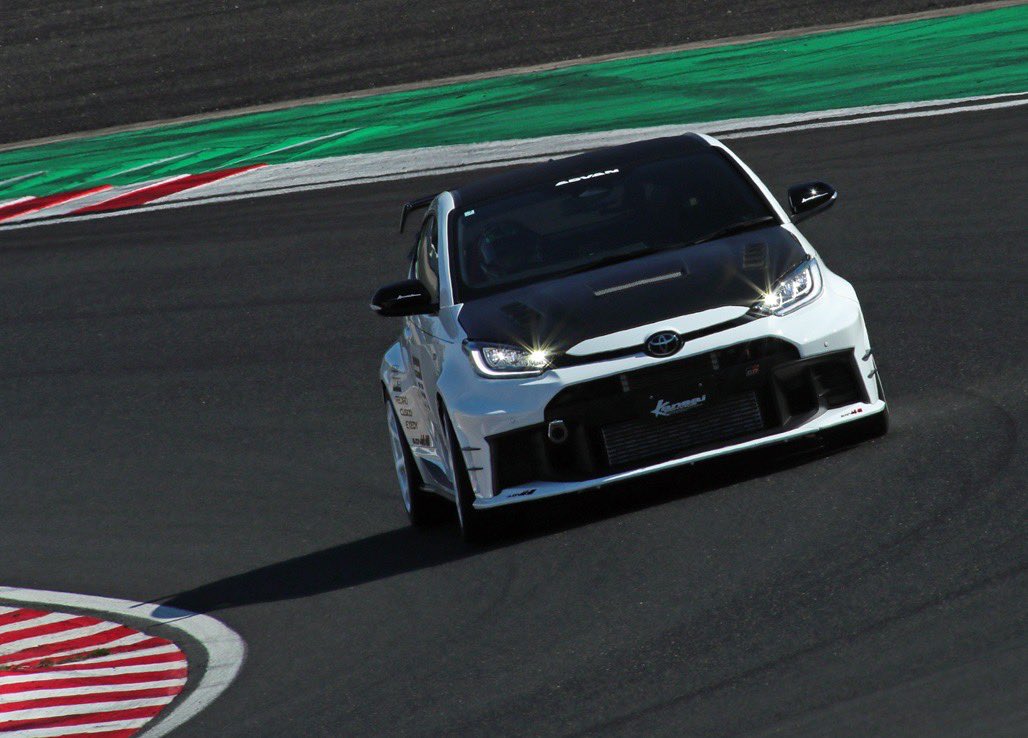 REVSPEED_ch's tweet image. 『Kansai SERVICE 』GRヤリスGen.2の６MT車とDAT車が鈴鹿サーキットで最新チューニングメニューをテスト！

REVSPEED WEBでそれぞれ記事を公開中です！👍

#カンサイサービス　
＃GRヤリス　＃ECU

前編 revspeed.jp/2026/04/62422/
後編 revspeed.jp/2026/04/62442/