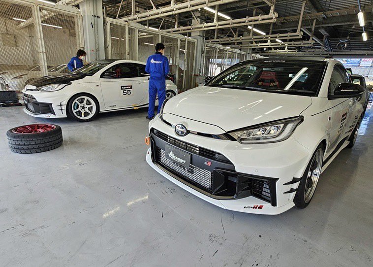 REVSPEED_ch's tweet image. 『Kansai SERVICE 』GRヤリスGen.2の６MT車とDAT車が鈴鹿サーキットで最新チューニングメニューをテスト！

REVSPEED WEBでそれぞれ記事を公開中です！👍

#カンサイサービス　
＃GRヤリス　＃ECU

前編 revspeed.jp/2026/04/62422/
後編 revspeed.jp/2026/04/62442/