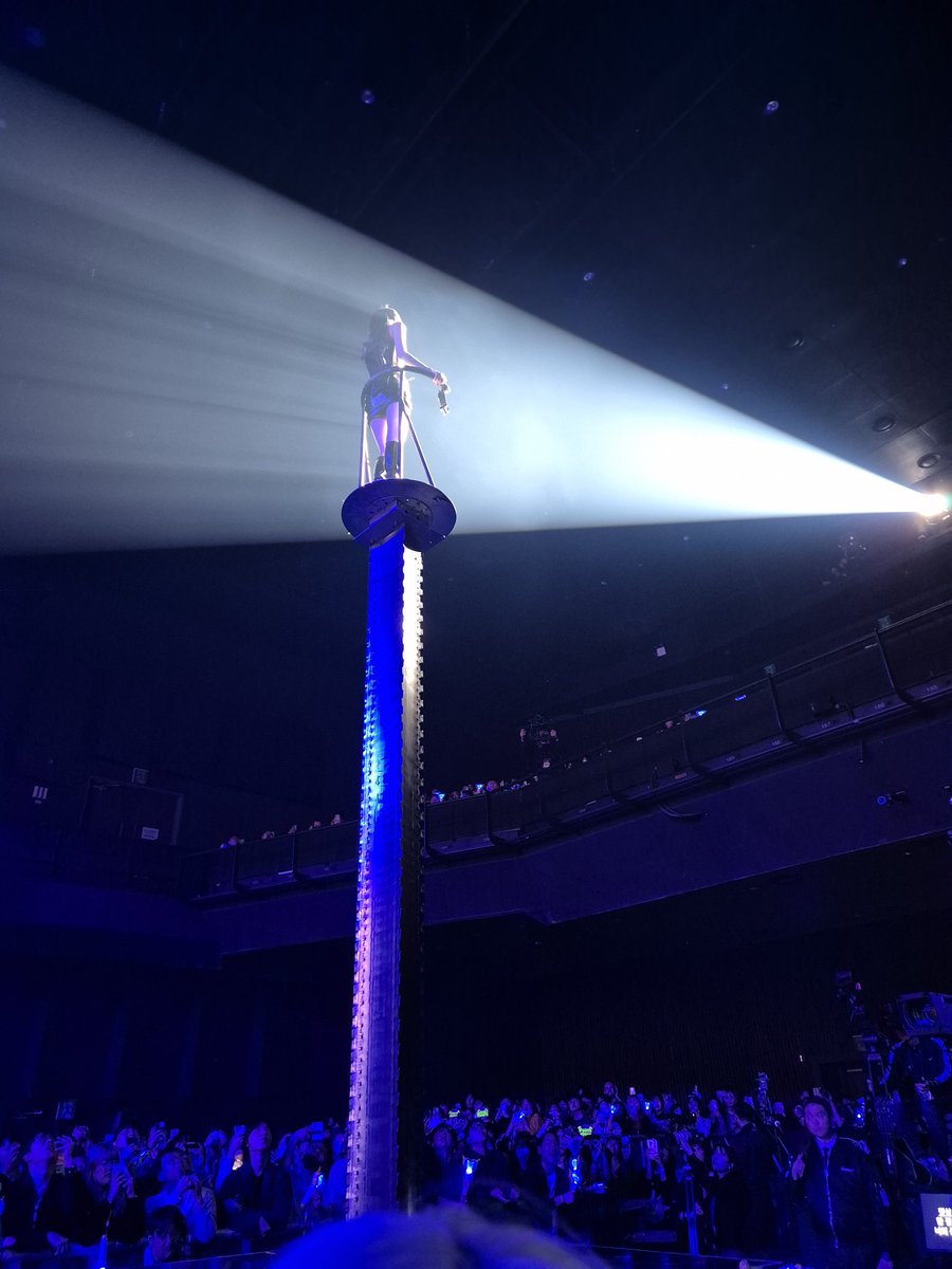 아니 예나님이 지금 2층까지 가서 노래를 해 주신다고 ㅁㅊ 이런 여자가 어디 잇어 ㅈㄴ 감동적이야