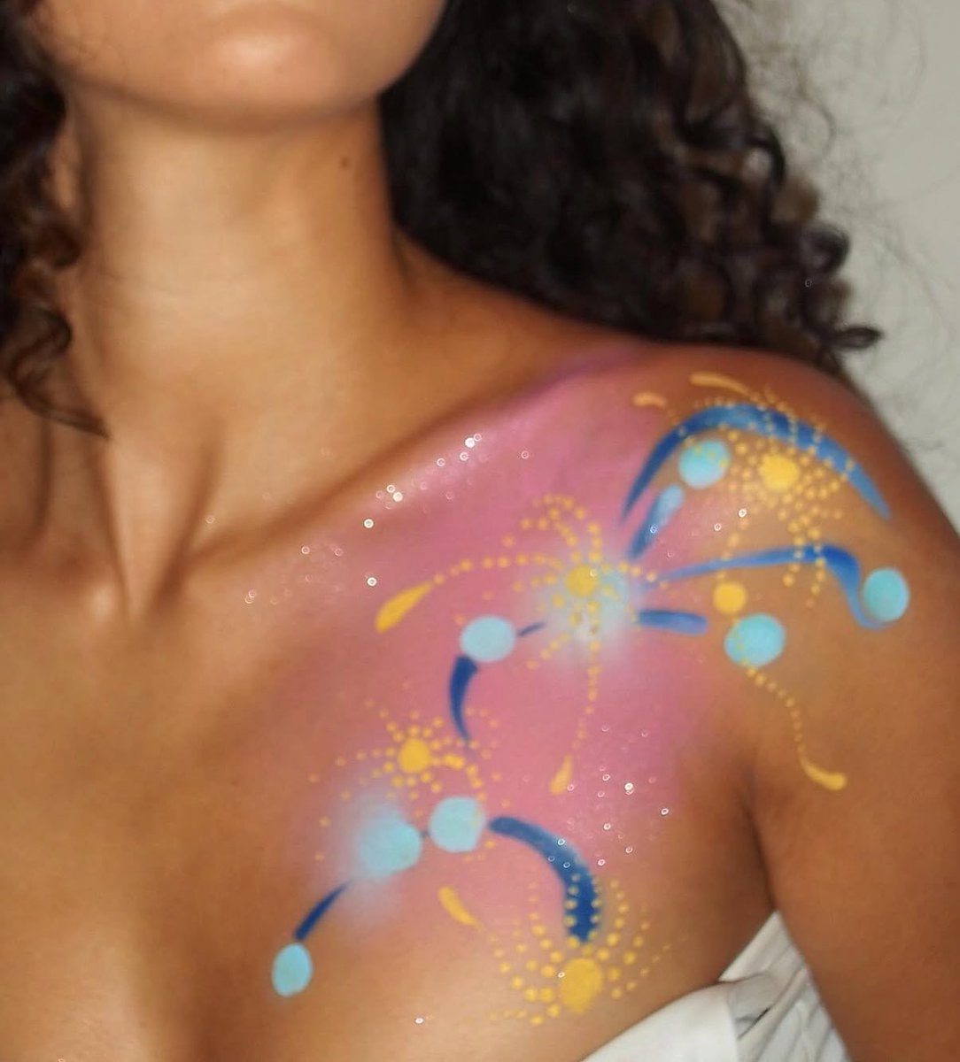 thefacefairyx's tweet photo. this was a great creative day. no inspo or direction just vibes x #bodypaint https://t.co/Sy00cIOuyS