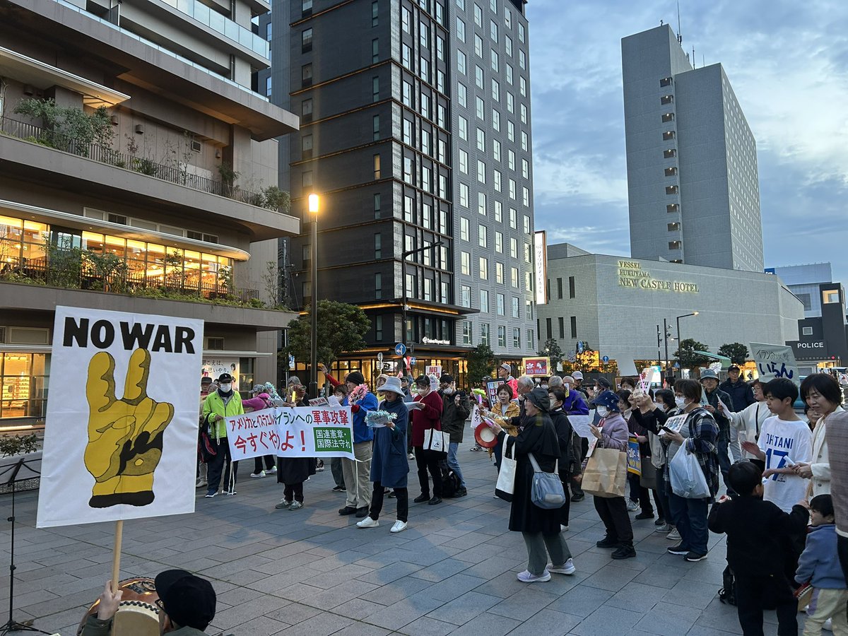 撮影された方から転載許可を頂きました。4/3福山駅前120人デモ