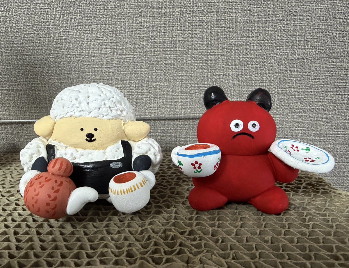 久々のオーダーメイド作品です。
神戸にある｢cafe faam｣さんへのプレゼント用としてお客様からオーダー頂きました。
羊さんの胸にはティーマイスターのバッジが光っています（お客様からの素敵なアイディア）✨

オーダーのご希望はDMやminneからお気軽にご相談ください🙋‍♀️