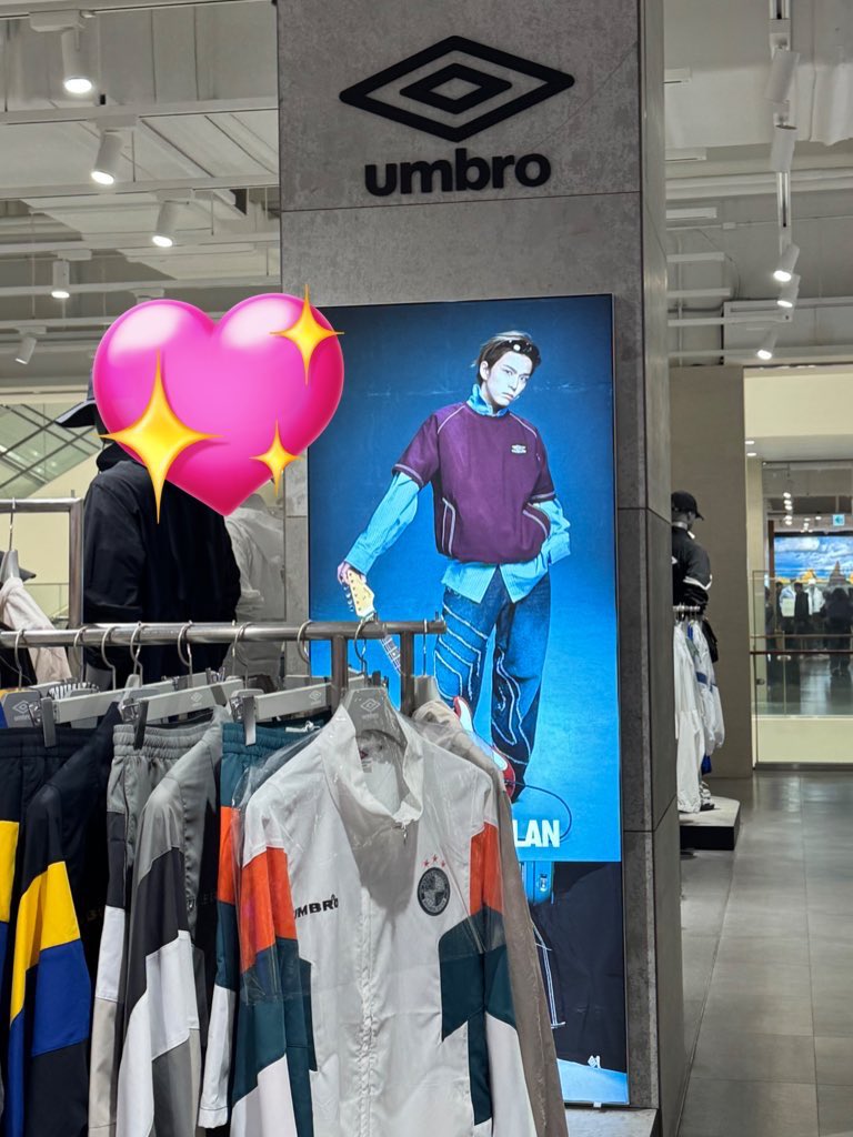 styleofasahi's tweet photo. ASAHI × UMBRO display spotted at a mall in south korea ❤️

#ASAHI #아사히 #朝光 #TREASURE https://t.co/s3qline3vH