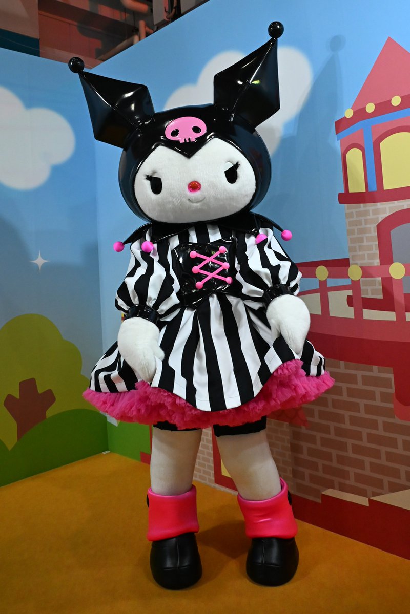 いつもの衣装だからスカートに何も書いてないけどこのポーズwww
去年の衣装だとスカートに「KUROMIFY THE WORLD」て書いてあったから、クロミおじさんに撮らせてたね。

初日からやりたい放題すぎてホント楽しかったw
クロミ嬢はほんとおもしれー女。