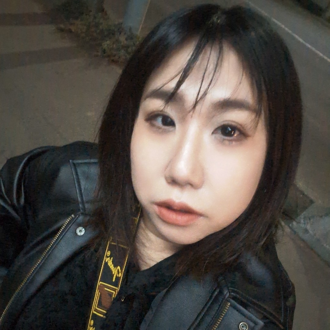 ススキノの路地裏にある、昭和レトロスナック「ひなぎく」です。ママとまーちゃんがいます！
20時30分〜ラスト。飲み放題2時間4000円〜。カラオケ歌い放題。おひとりさま、カップル、スナック初心者大歓迎！