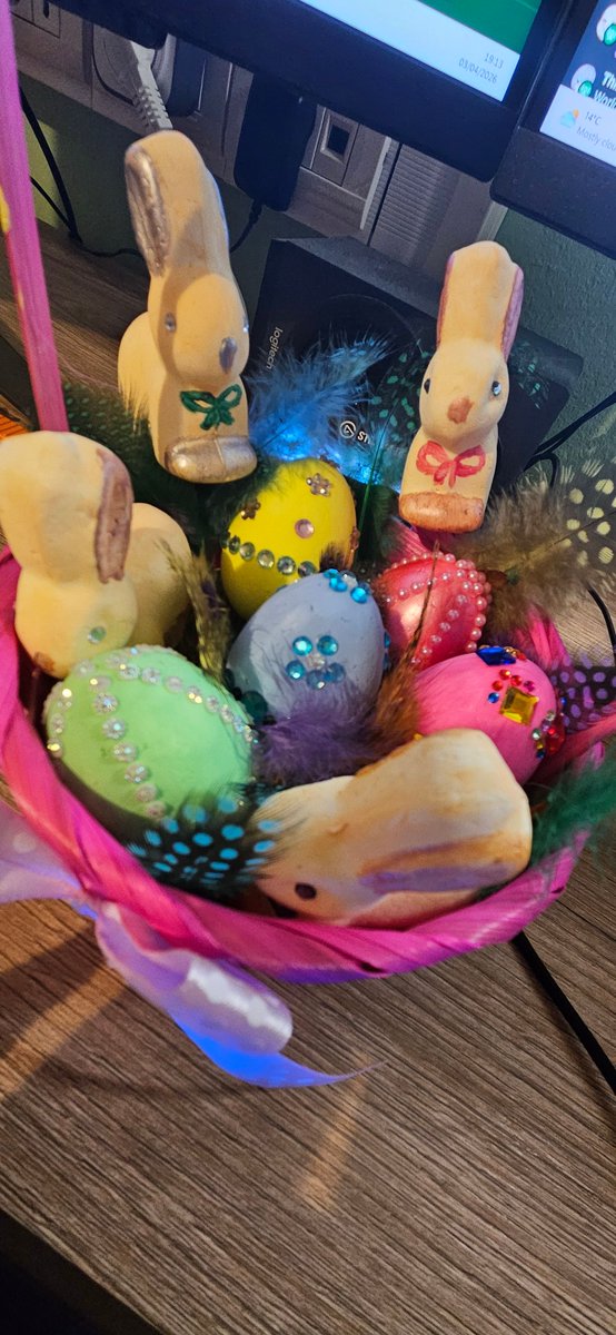 I had so much fun on yesterdays stream! First we did some easter egg badazzling which was super fun! After I played Phasmo and REPO with friends and successfully died a few times. Perfect Friday night!