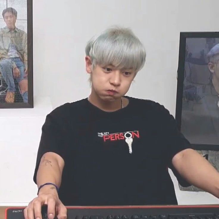 hourly chanyeol tweet media