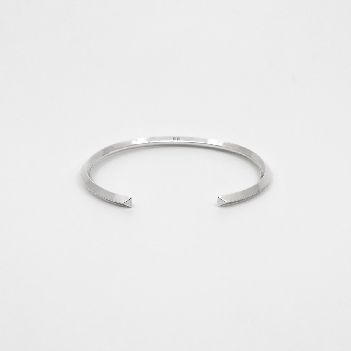 "Shadow" series
静かに佇む建造物、ガラス張りに映る光の反射を形に残したミニマルなコレクション。