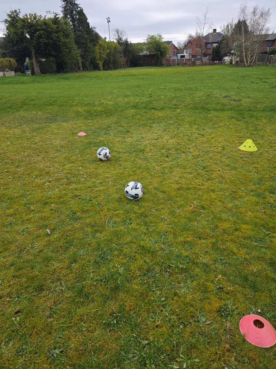 Saturday mornings on the grass ❤️⚽️
#121s #saturdays #coaching #football