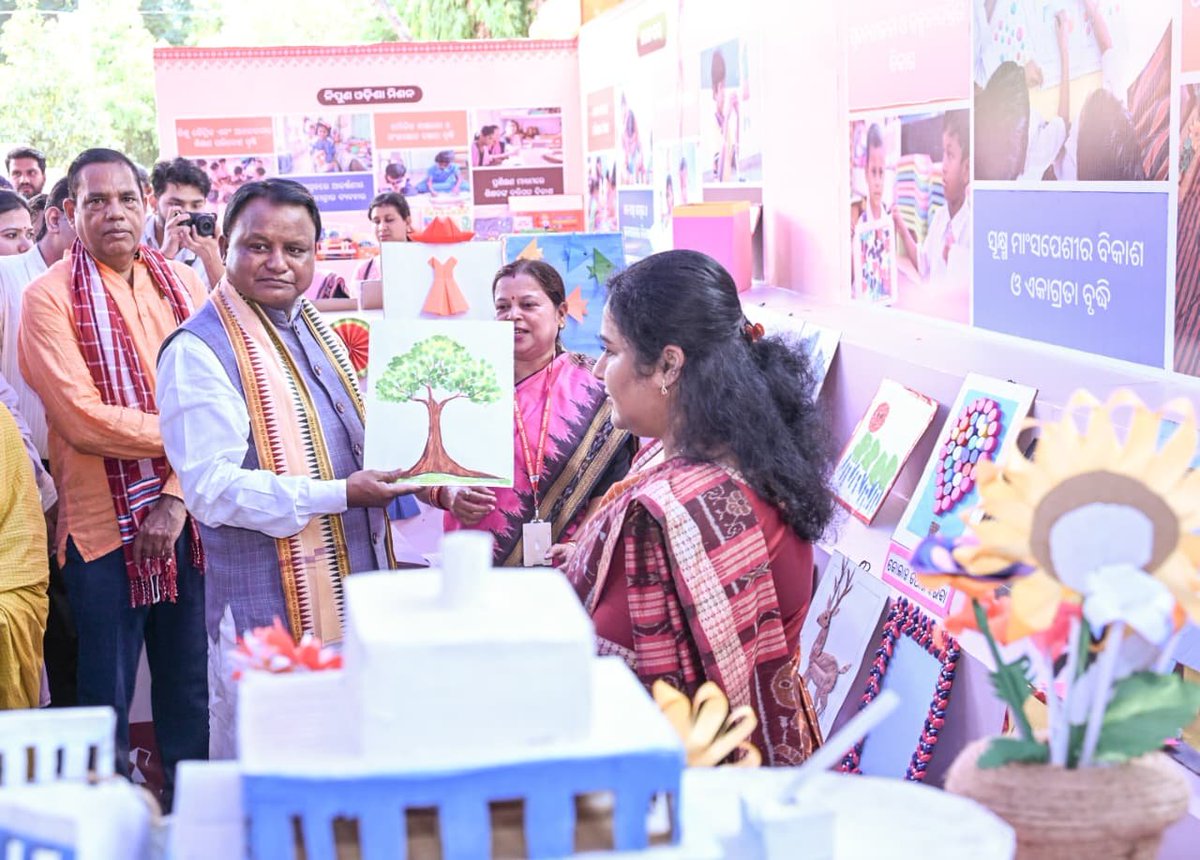 sambad_odisha's tweet image. #ଖଡ଼ିଛୁଆଁ_ଉତ୍ସବ
ଭୁବନେଶ୍ବର: ରାଜଭବନ ଉଚ୍ଚ ପ୍ରାଥମିକ ବିଦ୍ୟାଳୟରେ କୁନିକୁନି ପିଲାଙ୍କୁ ଖଡ଼ି ଛୁ୍ଆଇଁଲେ ମୁଖ୍ୟମନ୍ତ୍ରୀ ମୋହନ ଚରଣ ମାଝୀ । 
#Sambad #MohanMajhi #OdishaCM #Bhubaneswar