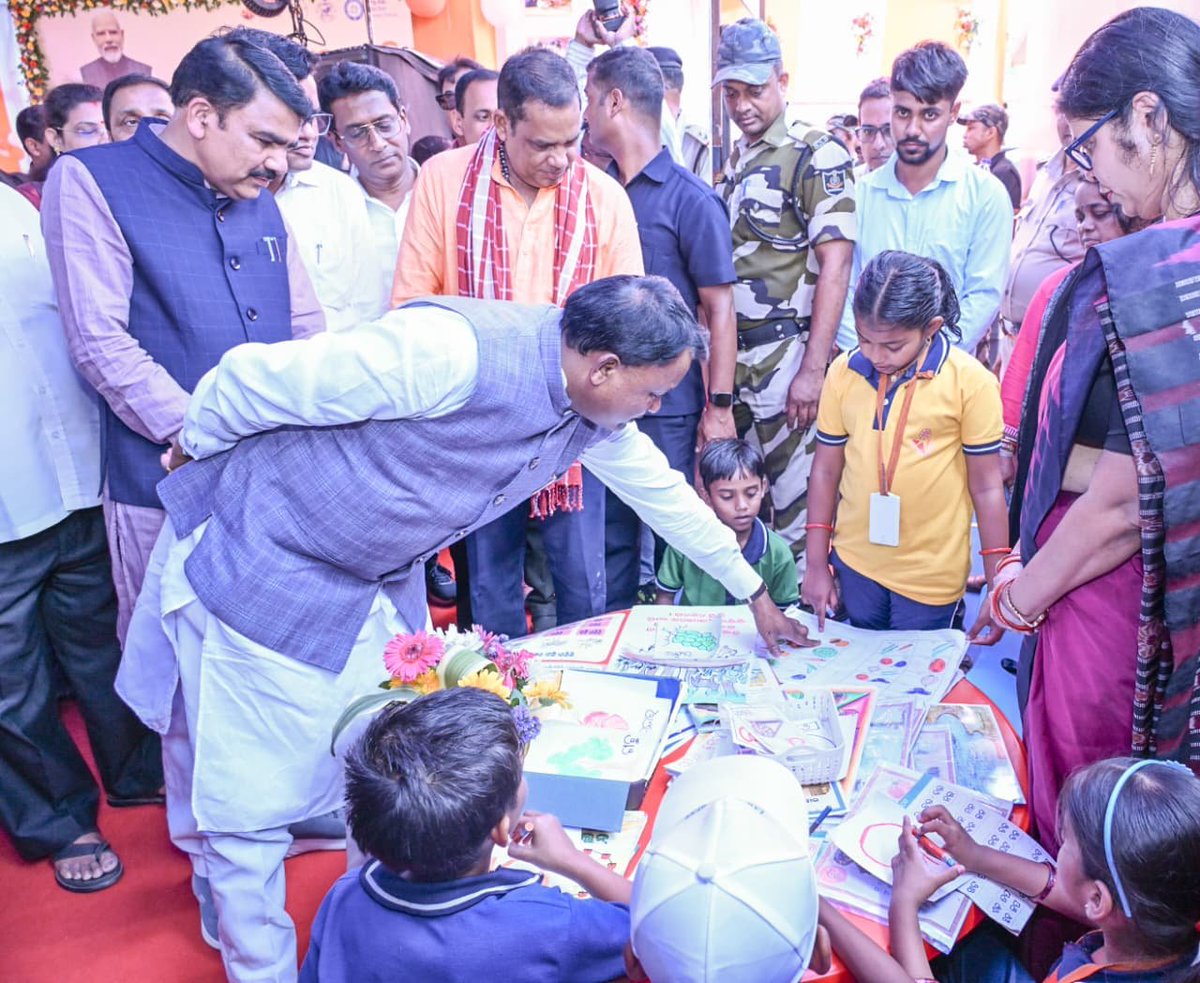 sambad_odisha's tweet image. #ଖଡ଼ିଛୁଆଁ_ଉତ୍ସବ
ଭୁବନେଶ୍ବର: ରାଜଭବନ ଉଚ୍ଚ ପ୍ରାଥମିକ ବିଦ୍ୟାଳୟରେ କୁନିକୁନି ପିଲାଙ୍କୁ ଖଡ଼ି ଛୁ୍ଆଇଁଲେ ମୁଖ୍ୟମନ୍ତ୍ରୀ ମୋହନ ଚରଣ ମାଝୀ । 
#Sambad #MohanMajhi #OdishaCM #Bhubaneswar