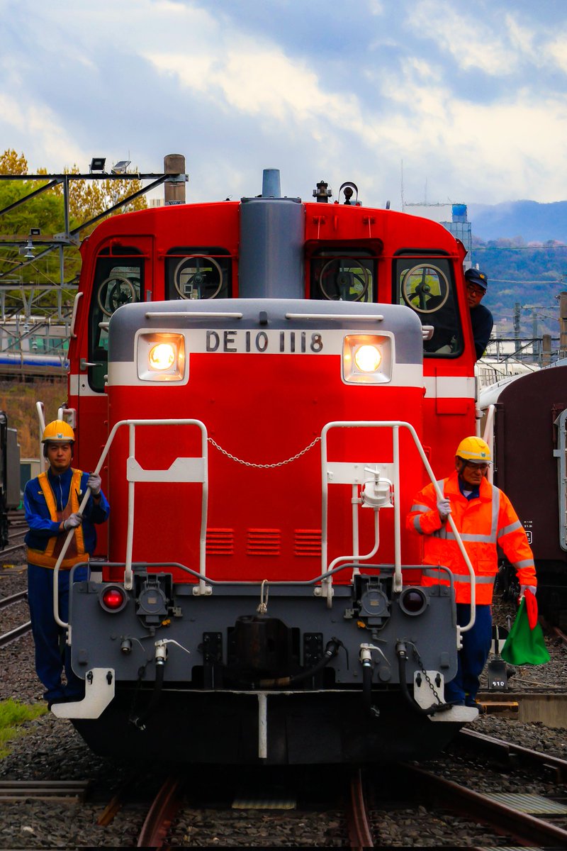 電車の顔 tweet media