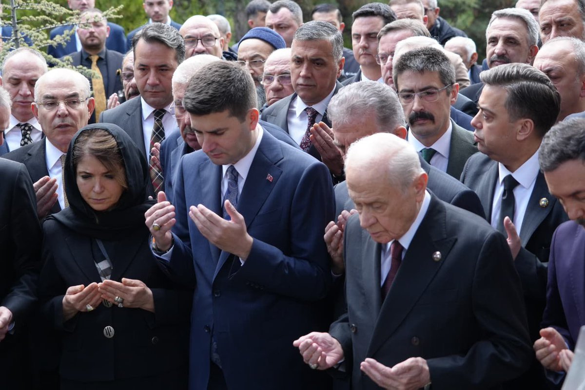 MhpAnkara06's tweet photo. Türk milletinin son başbuğu #AlparslanTürkeş'in vefatının 29. yıl dönümünde Bilge Liderimiz, Genel Başkanımız Sn. Devlet Bahçeli Beyefendinin katılımlarıyla gerçekleştirilen anma töreninde İl Başkanımız Sn. Alparslan Doğan hazır bulundular. https://t.co/7T2sn66BZM