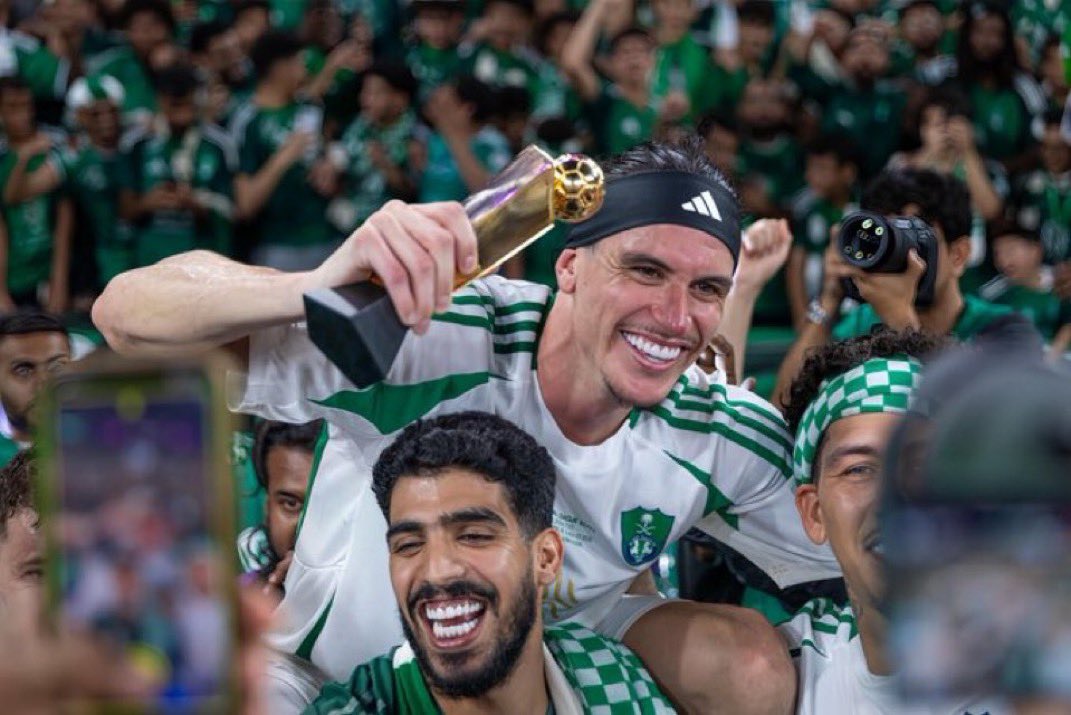 شيخة القارة tweet media