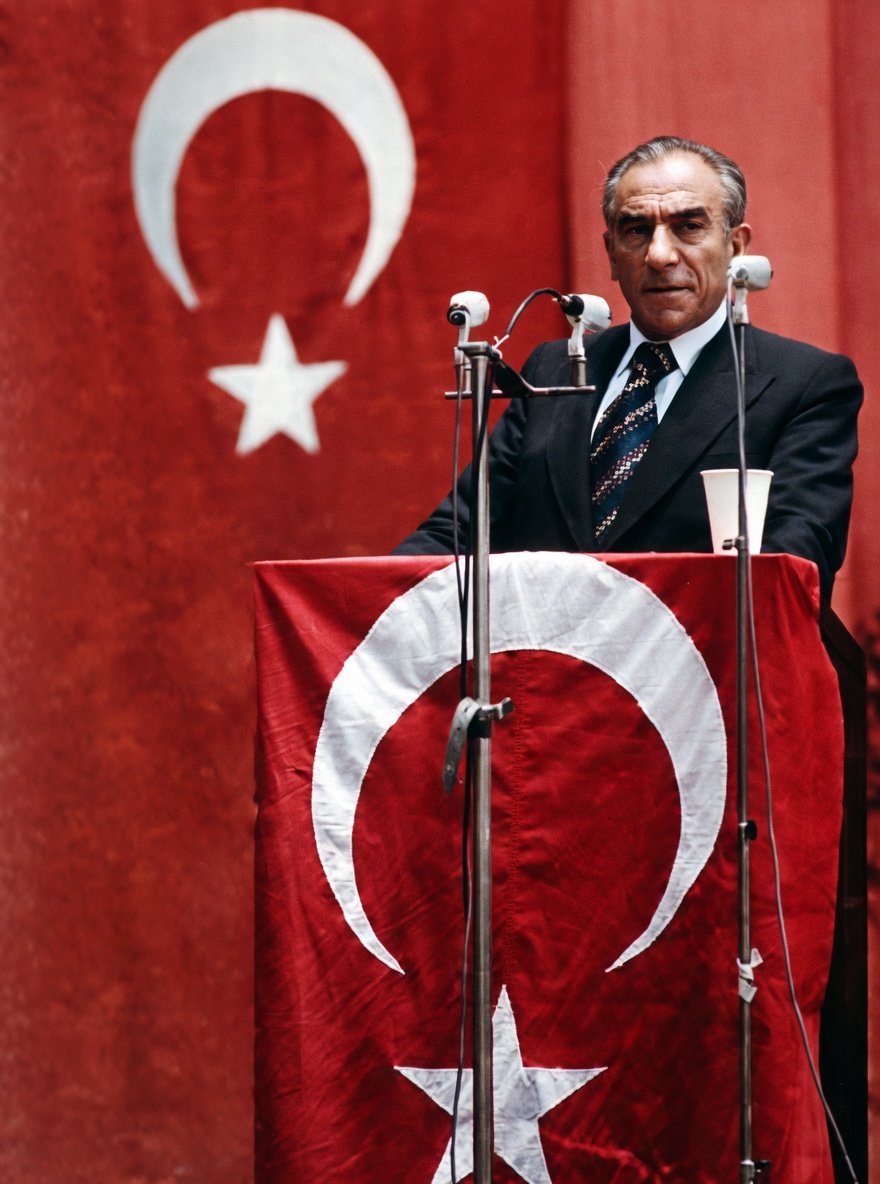 “Türklük bedenimiz, İslamiyet ruhumuzdur. Ruhsuz beden ceset olur.”

— Alparslan Türkeş