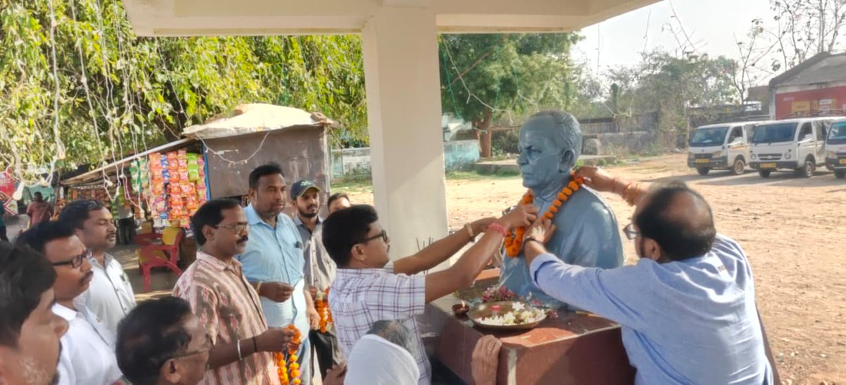SubdegaS's tweet photo. ଓଡ଼ିଆ ପକ୍ଷ ପାଳନ ଅବସର ବିଭିନ୍ନ ସ୍ଥାନରେ ଓଡିଶା ର ବରପୁତ୍ର ମାନଙ୍କୁ ଶ୍ରଦ୍ଧାଞ୍ଜଳି ଅର୍ପଣ
#odiapakhya #ଓଡ଼ିଆପକ୍ଷ #administration #subdega #Sundargarh #Odisha @PRDeptOdisha @IPR_Odisha @CMO_Odisha @DMSundargarh https://t.co/kKNz0rLO1I