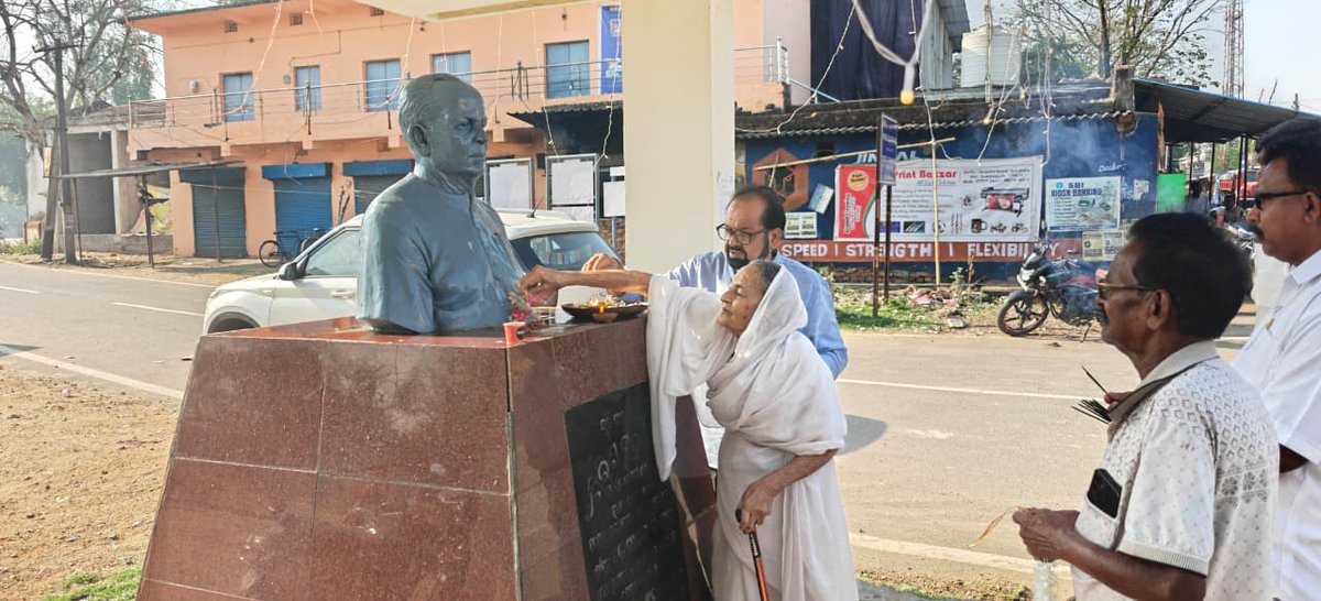 SubdegaS's tweet photo. ଓଡ଼ିଆ ପକ୍ଷ ପାଳନ ଅବସର ବିଭିନ୍ନ ସ୍ଥାନରେ ଓଡିଶା ର ବରପୁତ୍ର ମାନଙ୍କୁ ଶ୍ରଦ୍ଧାଞ୍ଜଳି ଅର୍ପଣ
#odiapakhya #ଓଡ଼ିଆପକ୍ଷ #administration #subdega #Sundargarh #Odisha @PRDeptOdisha @IPR_Odisha @CMO_Odisha @DMSundargarh https://t.co/kKNz0rLO1I