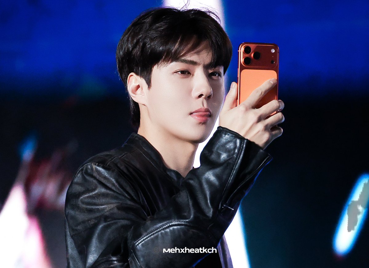 These fireworks remind me of Sehun spent the new year countdown with fans &amp; captured the fireworks in his phone too🥹😭🧡

SEHUN NEW SOLO SONG
#SEHUN_DearMyGirl
#세훈_디어마이걸