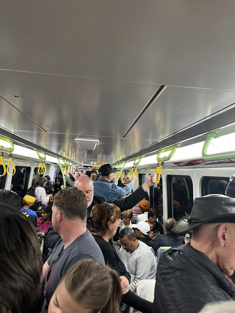 WadeGregory's tweet photo. @suburban_melb @aussiewongm 9:25 Glenferrie outbound. 30 minute frequency to Ringwood on Saturday nights isn’t great https://t.co/IrNnhmcKwu