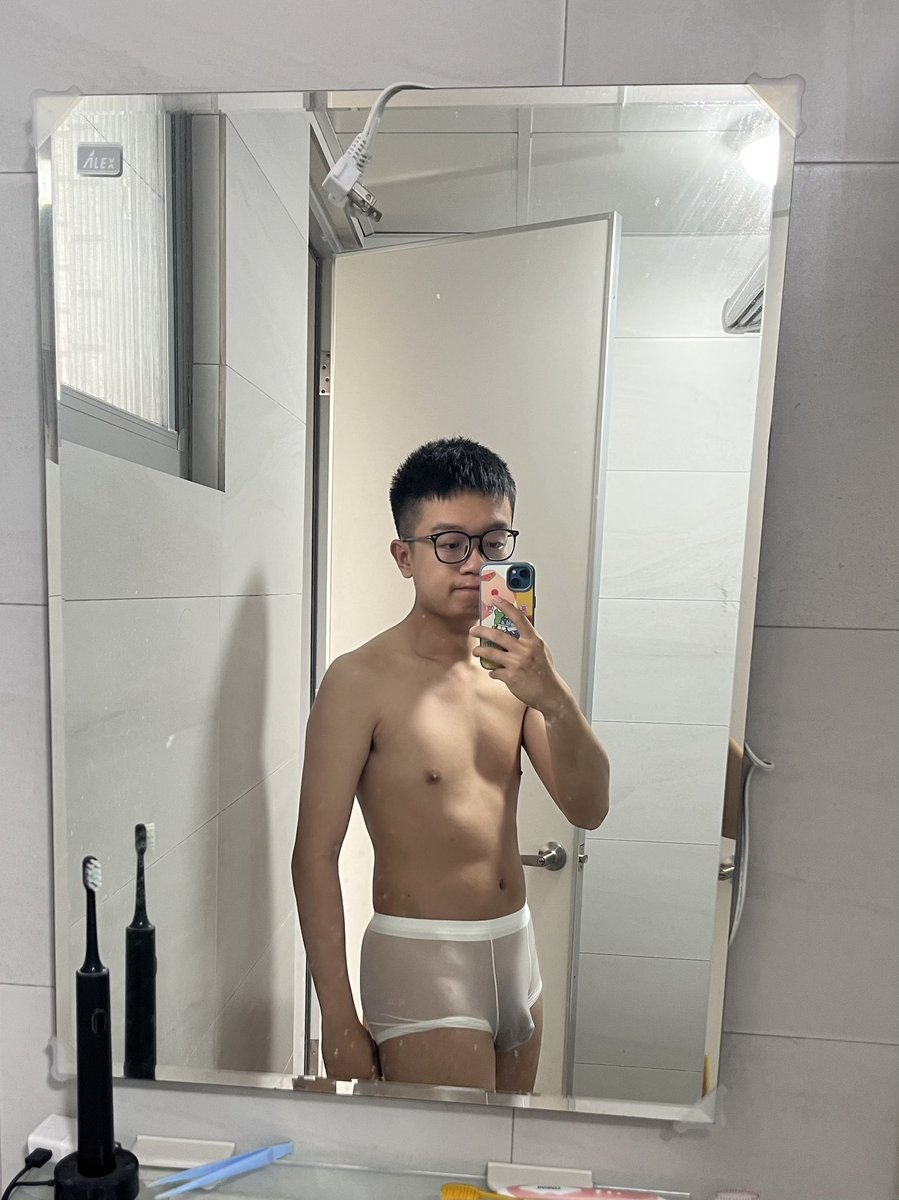 若隱若現的內褲，啊我怎麼變大隻了