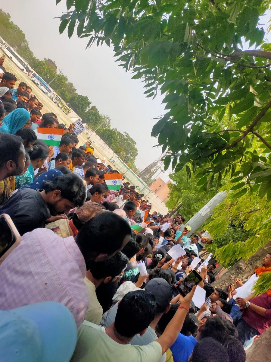 Shankar40983532's tweet image. मुझे तो लगता है कि–अगर इस साल के अंत तक #TRE 4 की प्रक्रिया पूरी नहीं हुई तो अधिकतर अस्पतालों में #TRE 4 के अभ्यर्थी मानसिक रोगी के रूप में मिलेंगे।
@DileepY51270176 
@Bihari_Pride01 
@BiharTeacherPGT 
@Ravi_Ranjan940 
@Shahbaz__raja 
@GopalKumarSr