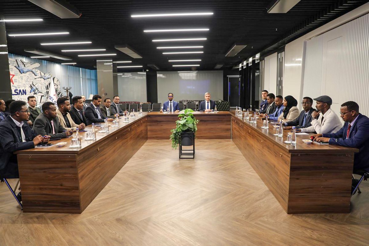 MoDSomaliya's tweet photo. The Permanent Secretary of the Ministry of Defence of the Federal Republic of Somalia, Mr Abdifatah Abdulkadir Farah, who is leading a delegation from the Ministry of Defence, has concluded a series of working meetings in Ankara, Türkiye, with senior officials of the Turkish Ministry of National Defence and executives of major defence companies, including ASELSAN, HAVELSAN, and MKE.

The Ministry of Defence delegation accompanying the Permanent Secretary on this visit included Directors General, Department Directors, Division Heads, advisers from the Ministry, as well as officials from the Embassy of the Federal Republic of Somalia in Türkiye.
