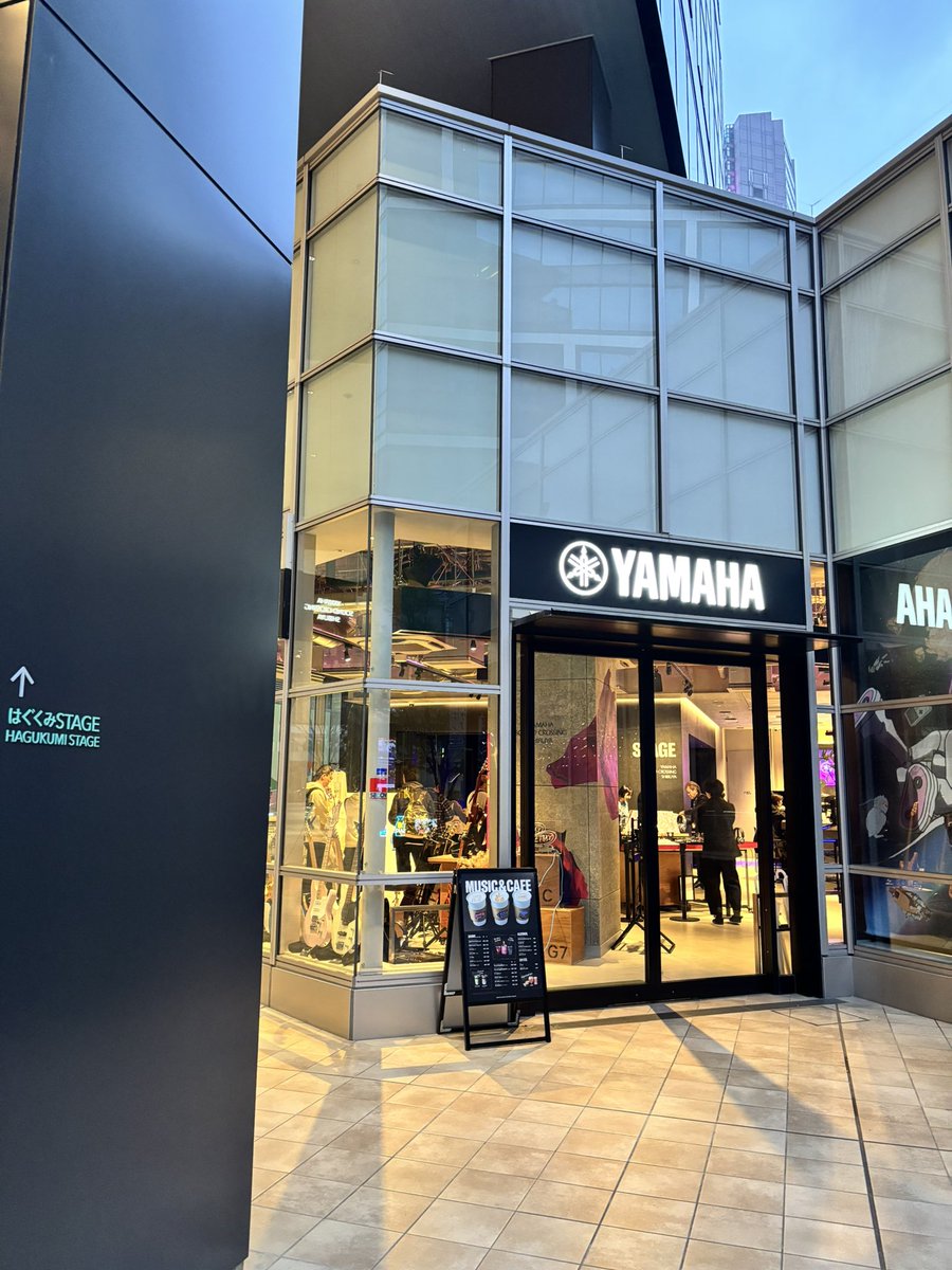 91aniromot's tweet photo. 渋谷のヤマハ。近くまで行ってるのに場所がわからなくて30分迷った。帰りにわかったけど同じ階に止まるエレベーターの案内に店名出してくれてればすぐわかったになんで隠すかな？😢また、電話の案内がないので試奏したいギターの状況が分からず無駄足踏んだ。事前に確認したいよね、有るか無いかは😢 https://t.co/F3jn6gdoth