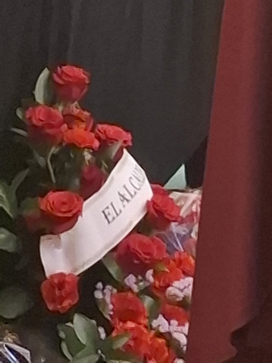 El Sr. alcalde visitando el SANTO ENTIERRO y colocando ramo de flores de nuevo en su nombre -y no en el del Ayuntamiento- mientras ENTIERRA SEVILLA DÍA TRAS DÍA. Los sevillanos no olvidan ni perdonan. Que lo perdone Dios si puede.