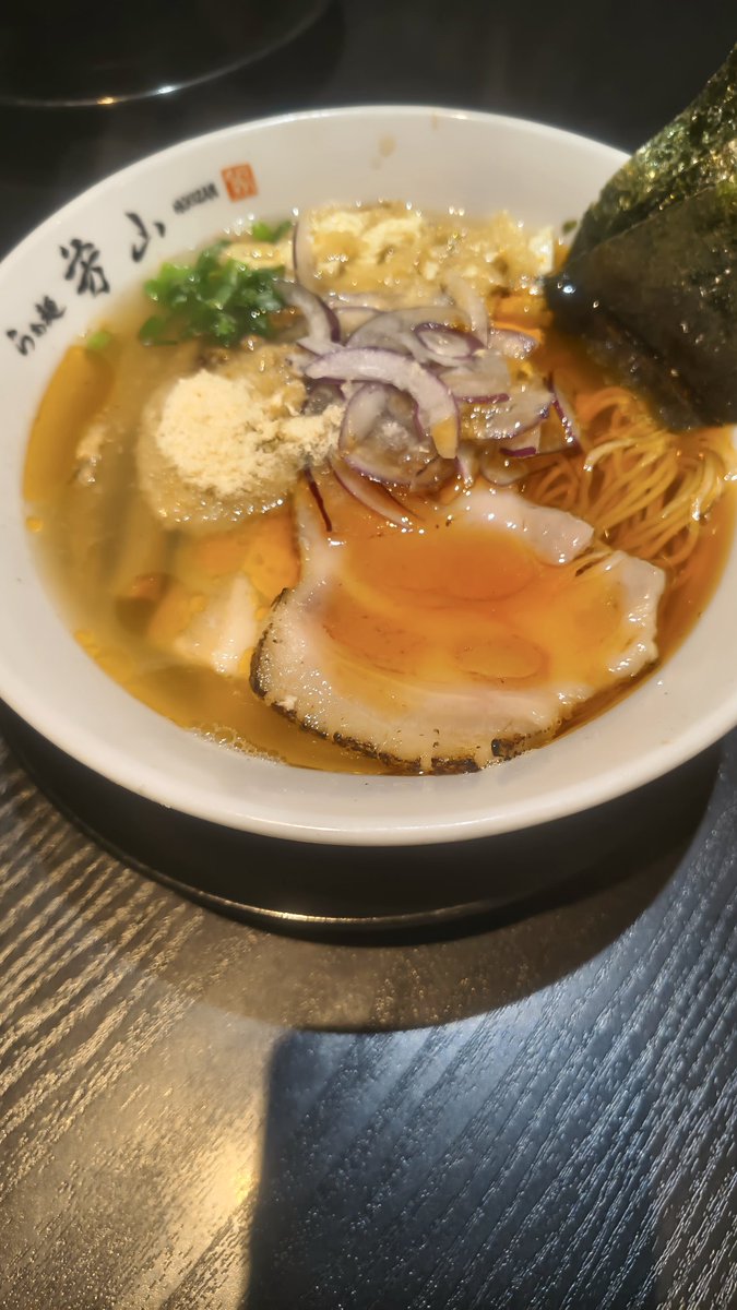 Travelers_High's tweet photo. 今日は久しぶりに、らぁめん芳山で甘エビの汐そばをいただきました。甘エビの風味と玉ねぎの旨味、ジューシーなチャーシューが大変美味しゅうございました✨ https://t.co/0Cnj0nxdN4
